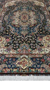 نمای کامل فرش ۹ متری دستبافت چله گل و حاشیه ابریشم سالاری