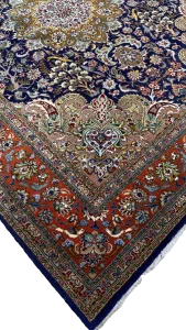جزئیات حاشیه مسی قالیچه دستباف طرح ترنجی درختی