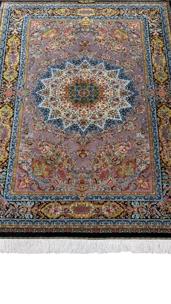 بافت تمام ابریشم و رنگ شکلاتی قهوه‌ای فرش ۶۲۸۸۱ قم عظیم زاده